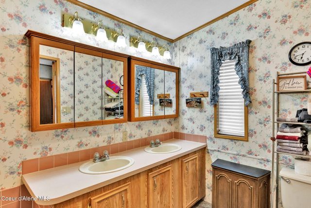 181 Circle DR, Hope, ID 83836