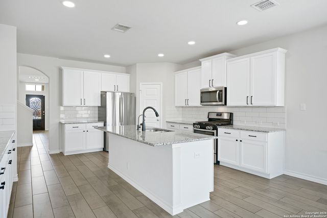 648 AMBER CRK, Cibolo, TX 78108
