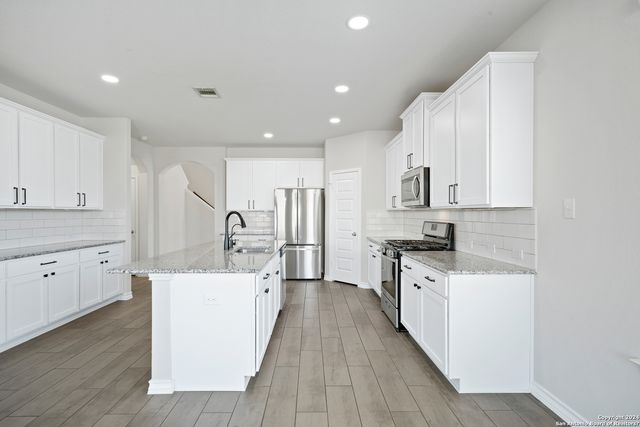 648 AMBER CRK, Cibolo, TX 78108