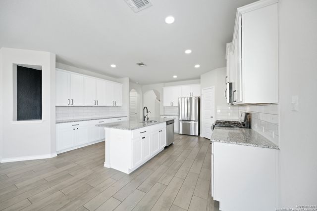 648 AMBER CRK, Cibolo, TX 78108