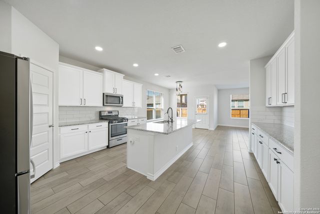 648 AMBER CRK, Cibolo, TX 78108