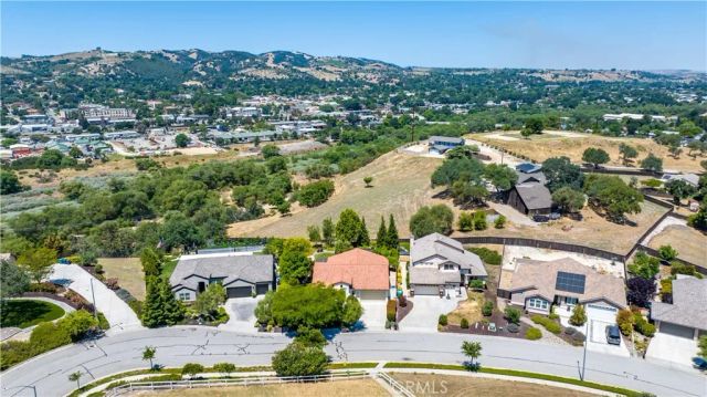 669 Red Cloud Road, Paso Robles, CA 93446