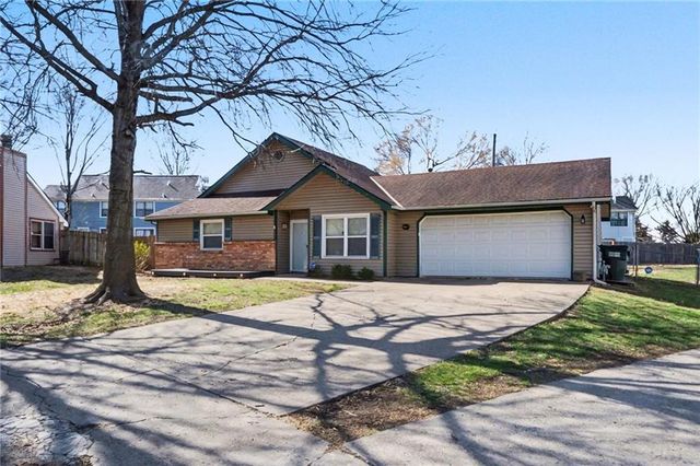 1605 E 21st Place, Lawrence, KS 66046