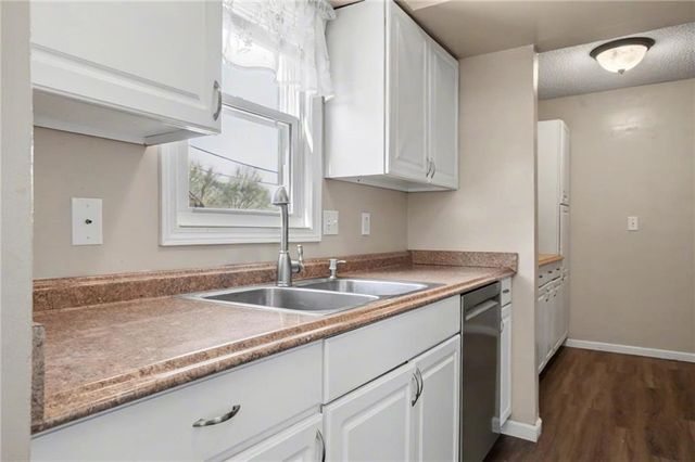 1605 E 21st Place, Lawrence, KS 66046