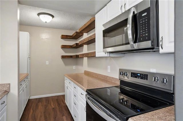 1605 E 21st Place, Lawrence, KS 66046