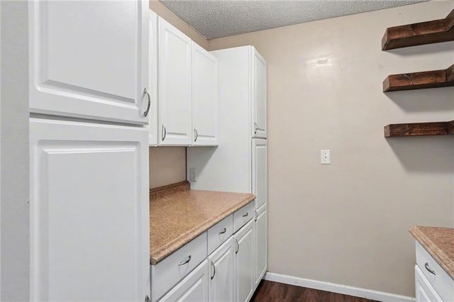 1605 E 21st Place, Lawrence, KS 66046