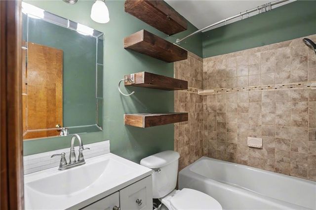 1605 E 21st Place, Lawrence, KS 66046