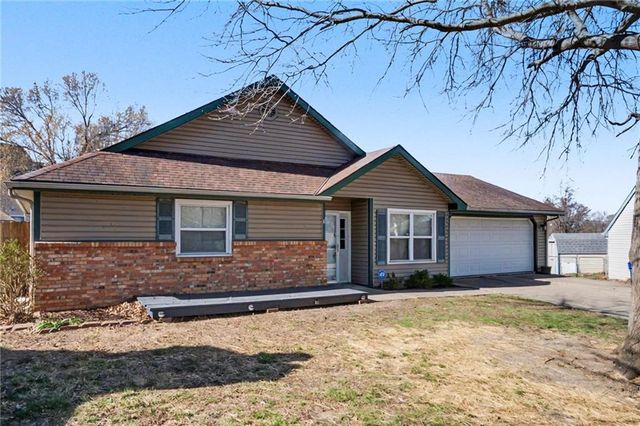 1605 E 21st Place, Lawrence, KS 66046