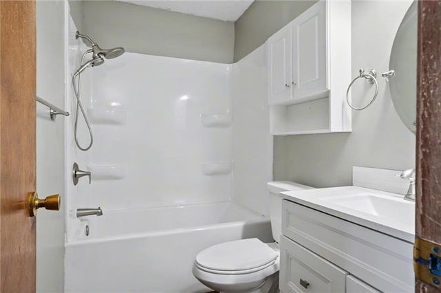 1605 E 21st Place, Lawrence, KS 66046