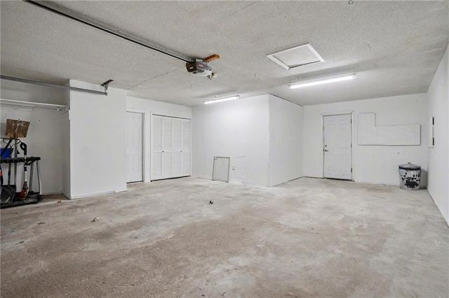 1605 E 21st Place, Lawrence, KS 66046