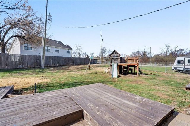 1605 E 21st Place, Lawrence, KS 66046