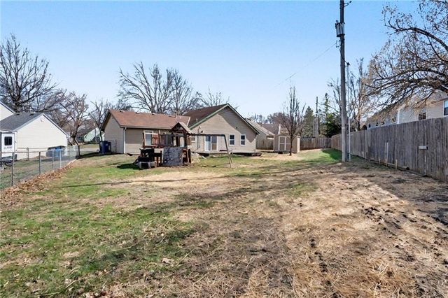 1605 E 21st Place, Lawrence, KS 66046