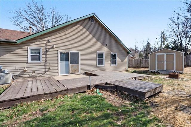 1605 E 21st Place, Lawrence, KS 66046