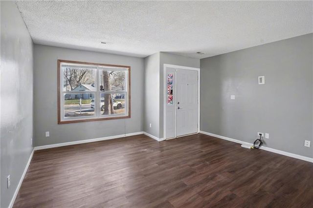 1605 E 21st Place, Lawrence, KS 66046