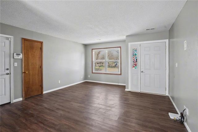 1605 E 21st Place, Lawrence, KS 66046