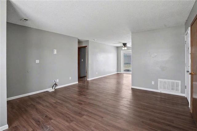 1605 E 21st Place, Lawrence, KS 66046