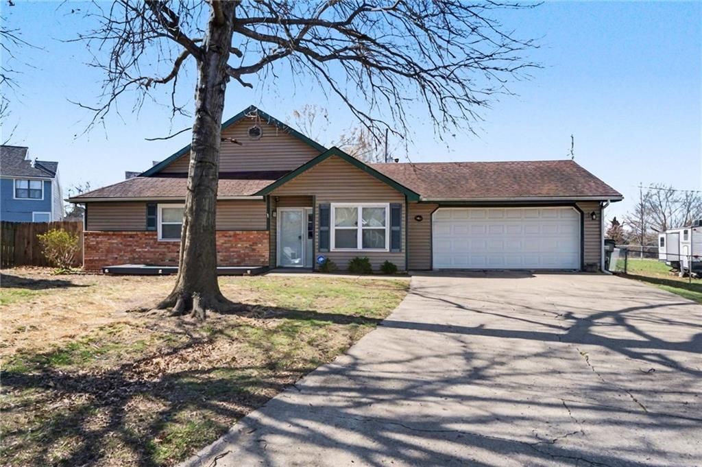 1605 E 21st Place, Lawrence, KS 66046