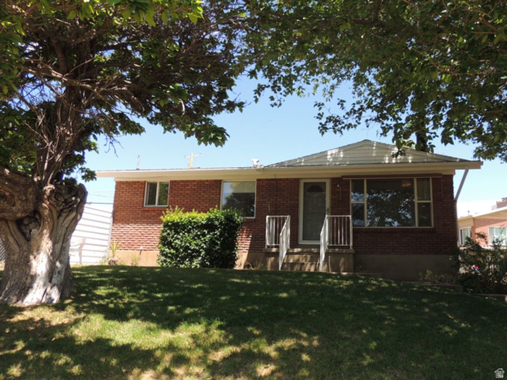 Image 2 of property listing at 380 E 300 N, Clearfield, UT 84015