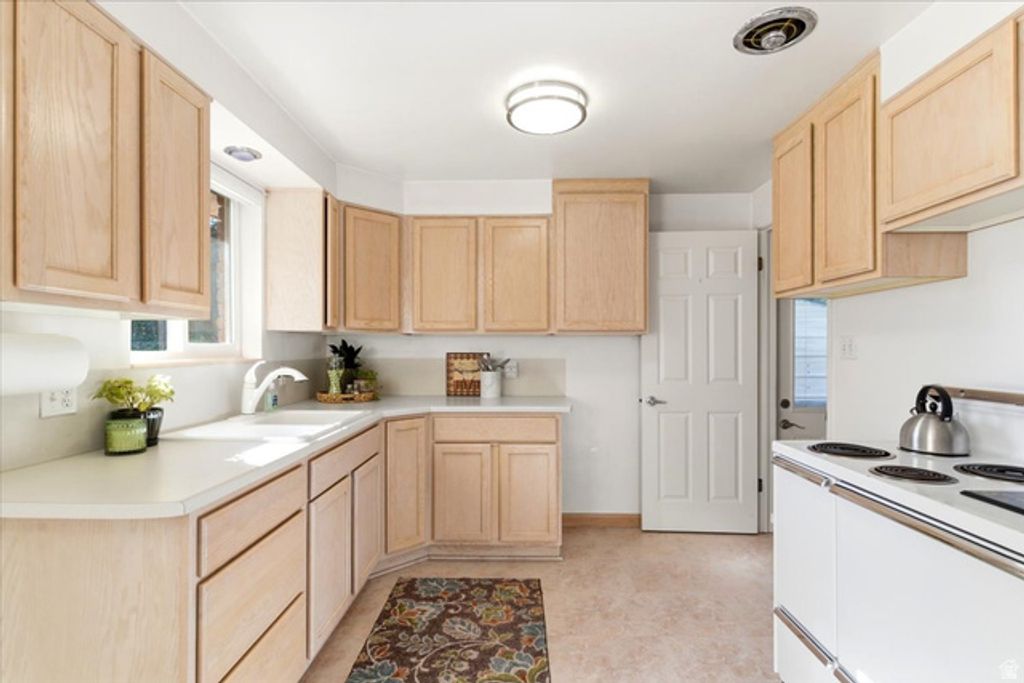 Image 13 of property listing at 380 E 300 N, Clearfield, UT 84015
