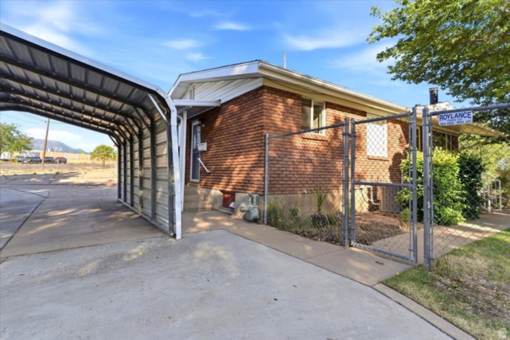 Image 3 of property listing at 380 E 300 N, Clearfield, UT 84015
