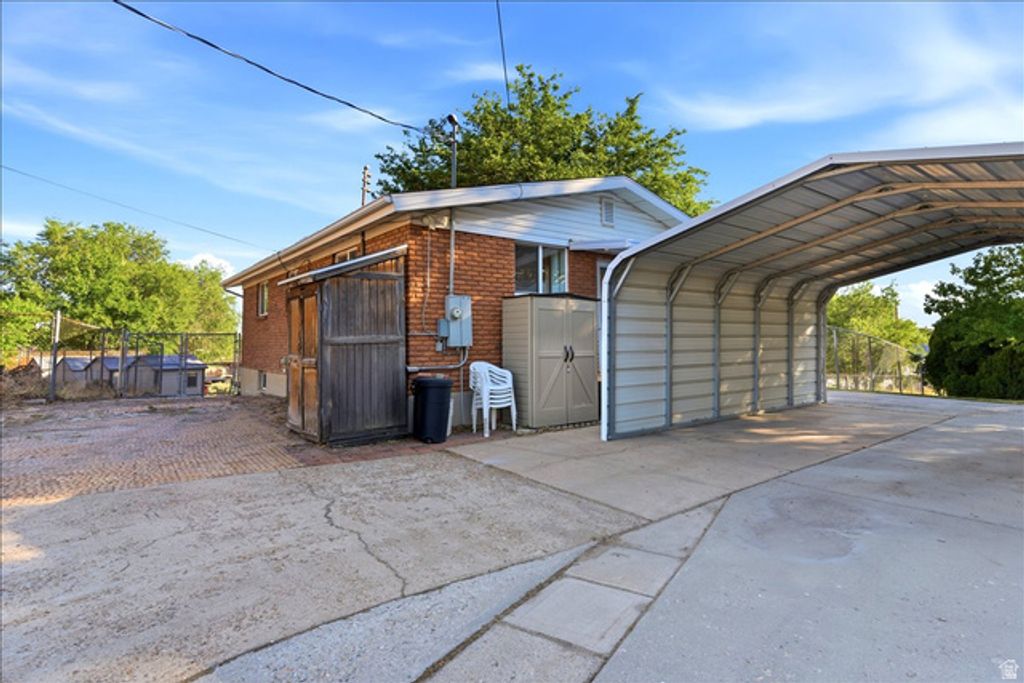 Image 4 of property listing at 380 E 300 N, Clearfield, UT 84015