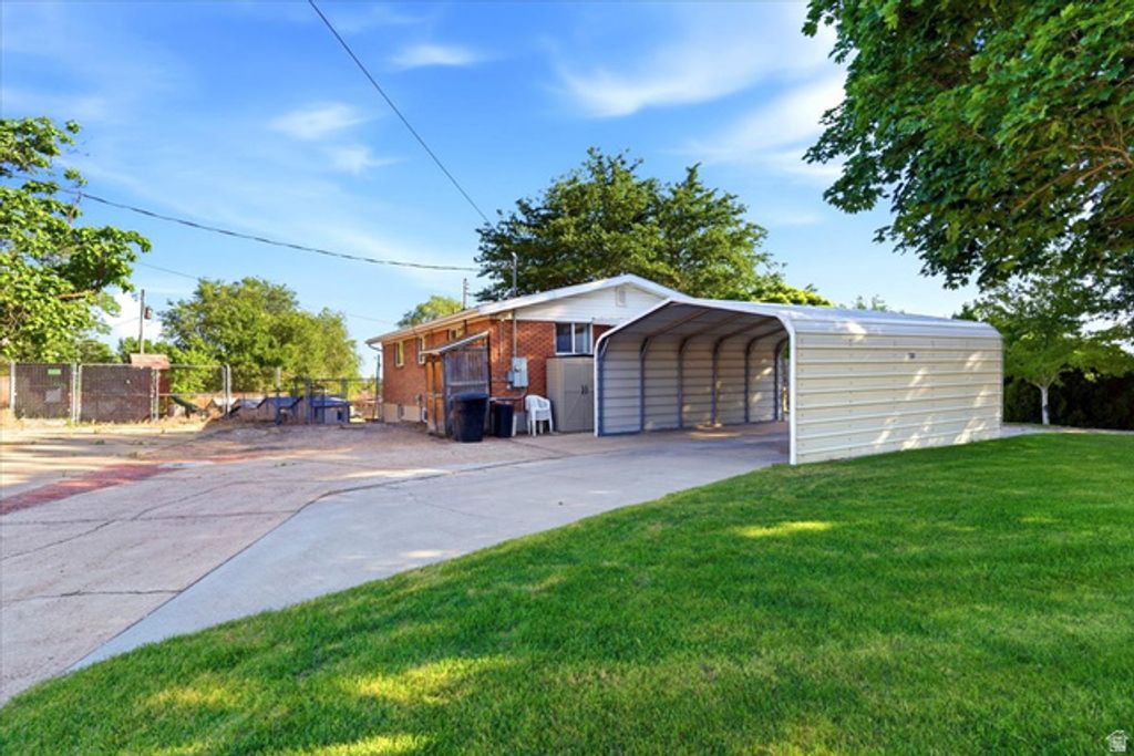 Image 5 of property listing at 380 E 300 N, Clearfield, UT 84015