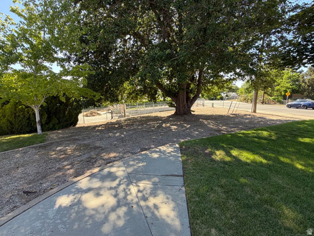 Image 7 of property listing at 380 E 300 N, Clearfield, UT 84015