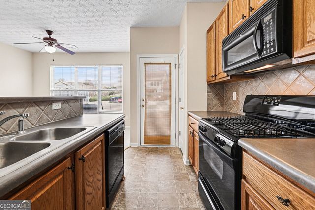 6632 Splashwater Drive, Flowery Branch, GA 30542