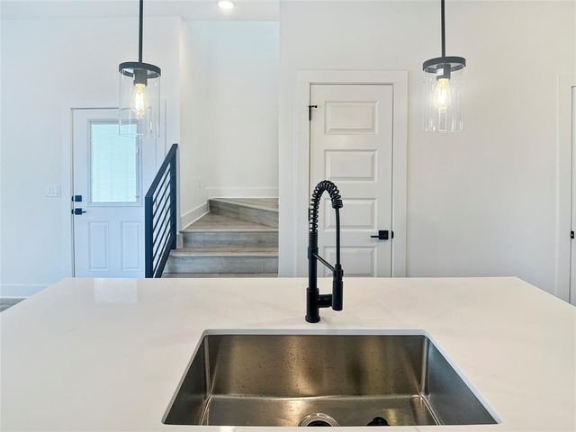 6107 Begonia CIR 2, Austin, TX 78741