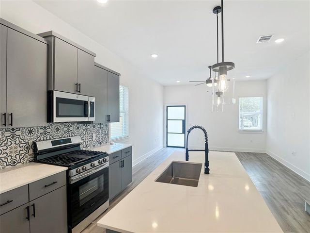 6107 Begonia CIR 2, Austin, TX 78741