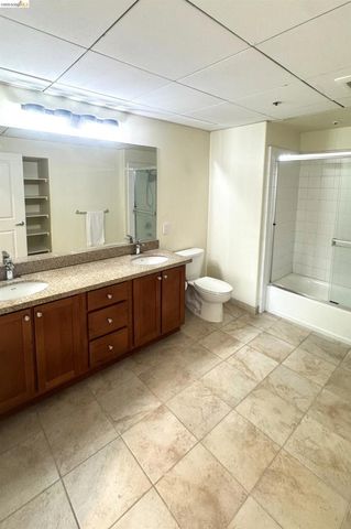 423 7th St 303, Oakland, CA 94607