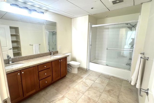 423 7th St 303, Oakland, CA 94607