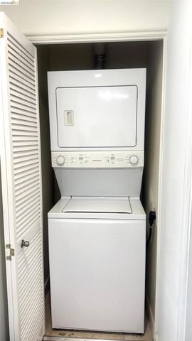 423 7th St 303, Oakland, CA 94607