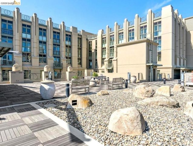 423 7th St 303, Oakland, CA 94607