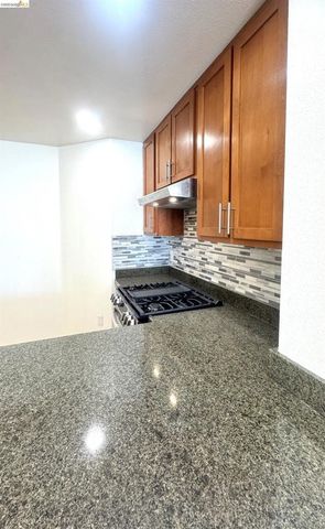 423 7th St 303, Oakland, CA 94607