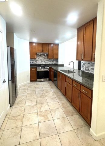 423 7th St 303, Oakland, CA 94607