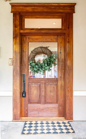 712 W TRAVIS ST, Fredericksburg, TX 78624
