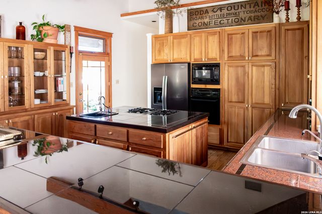 712 W TRAVIS ST, Fredericksburg, TX 78624