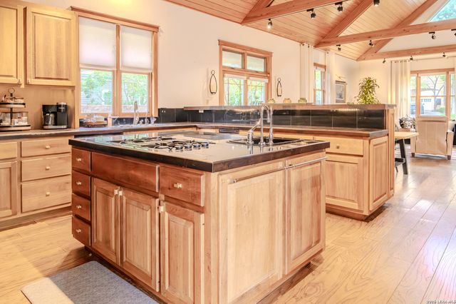 712 W TRAVIS ST, Fredericksburg, TX 78624
