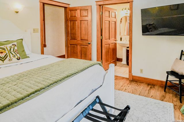 712 W TRAVIS ST, Fredericksburg, TX 78624