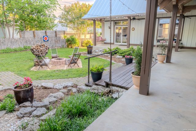 712 W TRAVIS ST, Fredericksburg, TX 78624