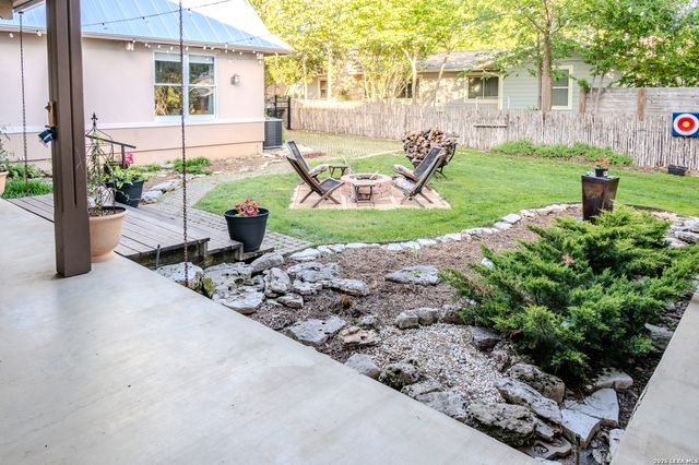 712 W TRAVIS ST, Fredericksburg, TX 78624