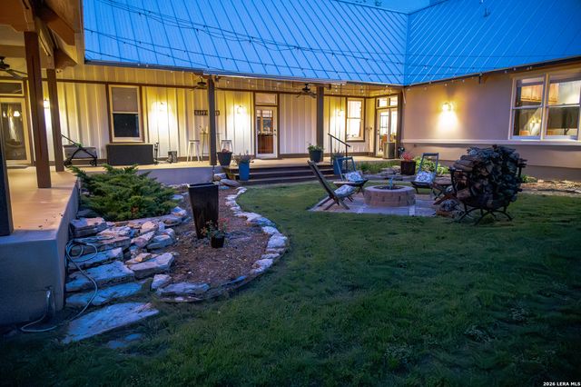 712 W TRAVIS ST, Fredericksburg, TX 78624