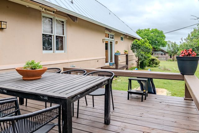 712 W TRAVIS ST, Fredericksburg, TX 78624