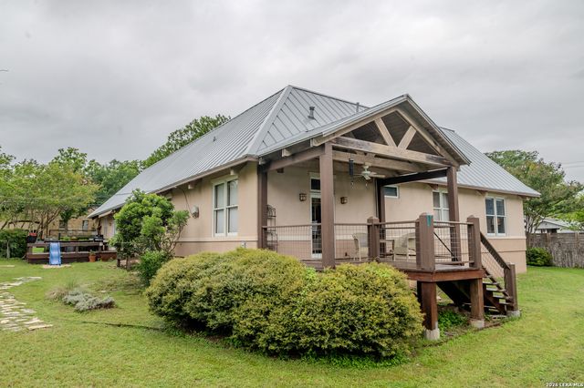 712 W TRAVIS ST, Fredericksburg, TX 78624
