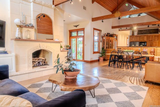 712 W TRAVIS ST, Fredericksburg, TX 78624