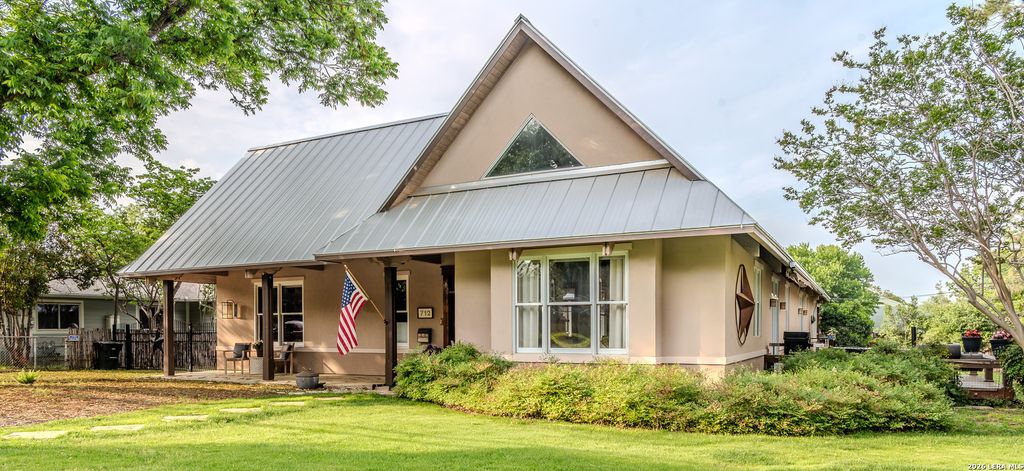 712 W TRAVIS ST, Fredericksburg, TX 78624