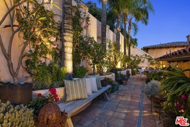 6383 Quebec Drive, Los Angeles, CA 90068