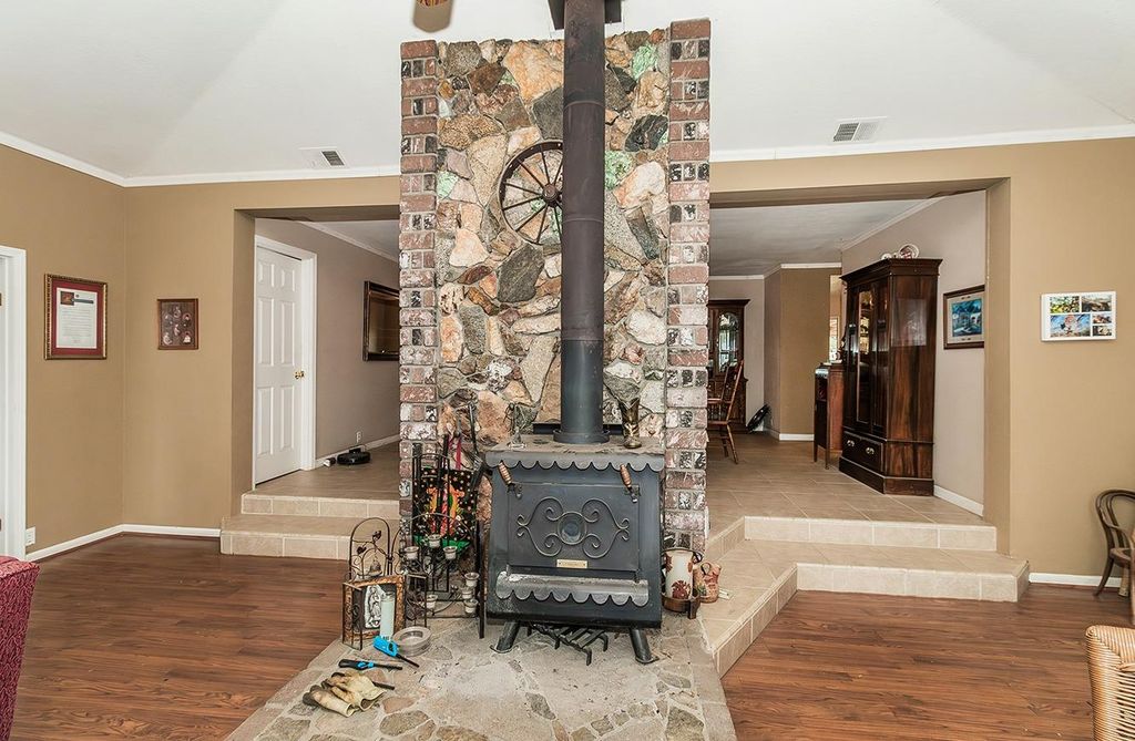 Image 11 of property listing at 40696 Oakwood Road, Madera, CA 93636