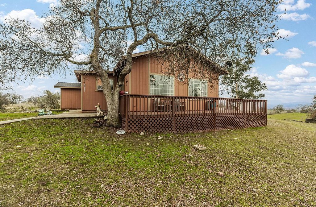 Image 2 of property listing at 40696 Oakwood Road, Madera, CA 93636